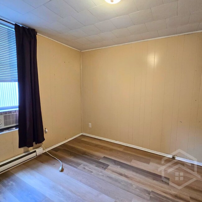 Photo du bâtiment - 1-Bedroom Upper Unit in the Heart of Exeter!