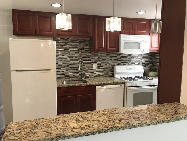 Building Photo - Charming 3bd/1ba Townhome in Johnston Square!