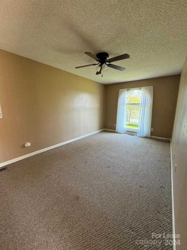 Building Photo - 6440 Longview Ln