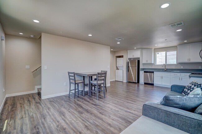 Foto del edificio - 3580.5 S Budlong Ave