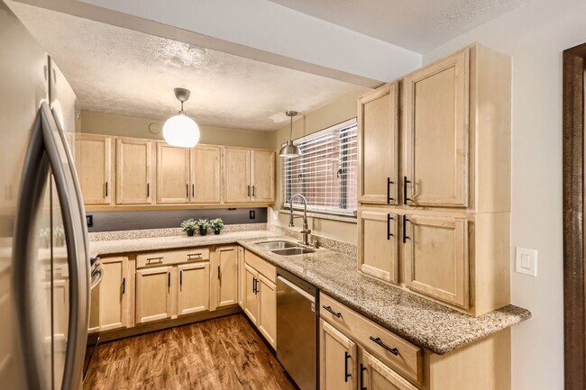 Building Photo - Centrally Located 3 bed, 2 bath Ranch Styl...
