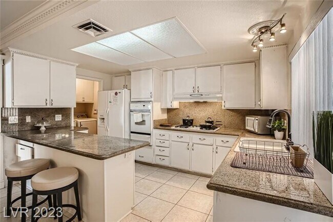 Building Photo - Fully Furnished with sparkling pool!
