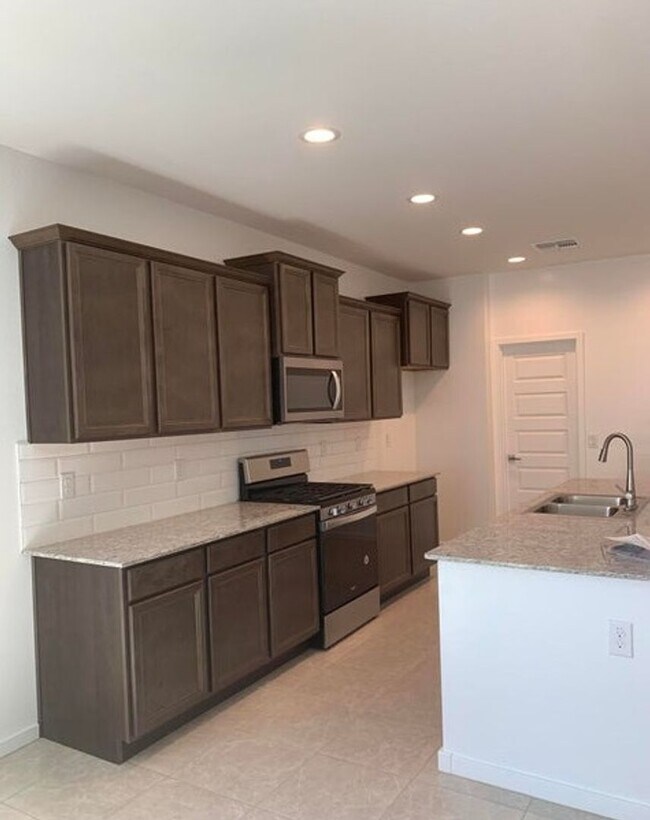 Building Photo - ALMOST NEW  3 bed 2 bath home for lease bu...
