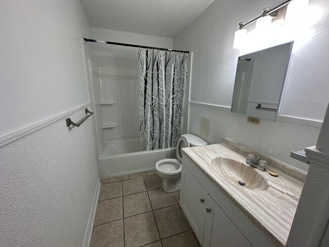 Building Photo - Remodeled 2 Bedroom House