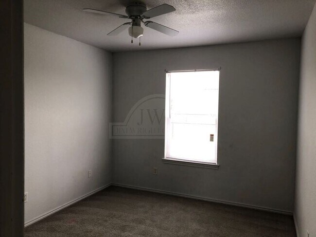 Foto del edificio - 5704 Redstone Dr