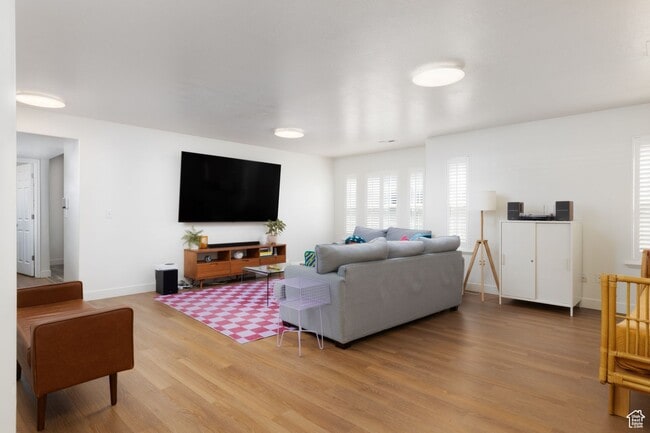 Building Photo - Springville Townhome