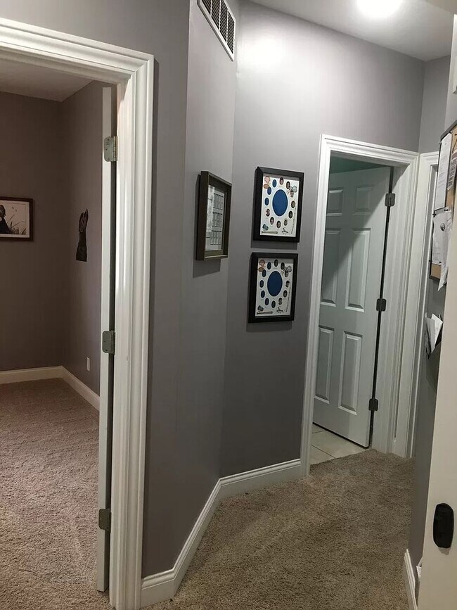 Building Photo - Beautiful 5 Bedroom 3 Bath home Sherman Il...