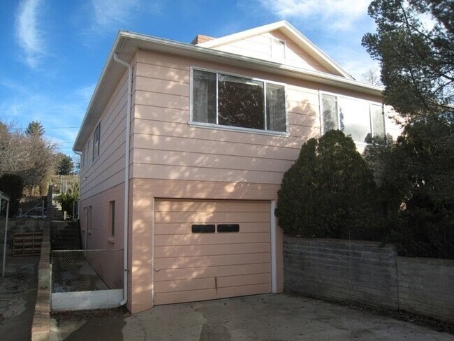 Foto del edificio - 221 S Alarcon St