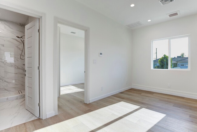 Building Photo - 10920 Nassau Ave