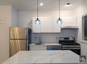 Building Photo - Beautiful 2 bedroom apartment in prime Ast...