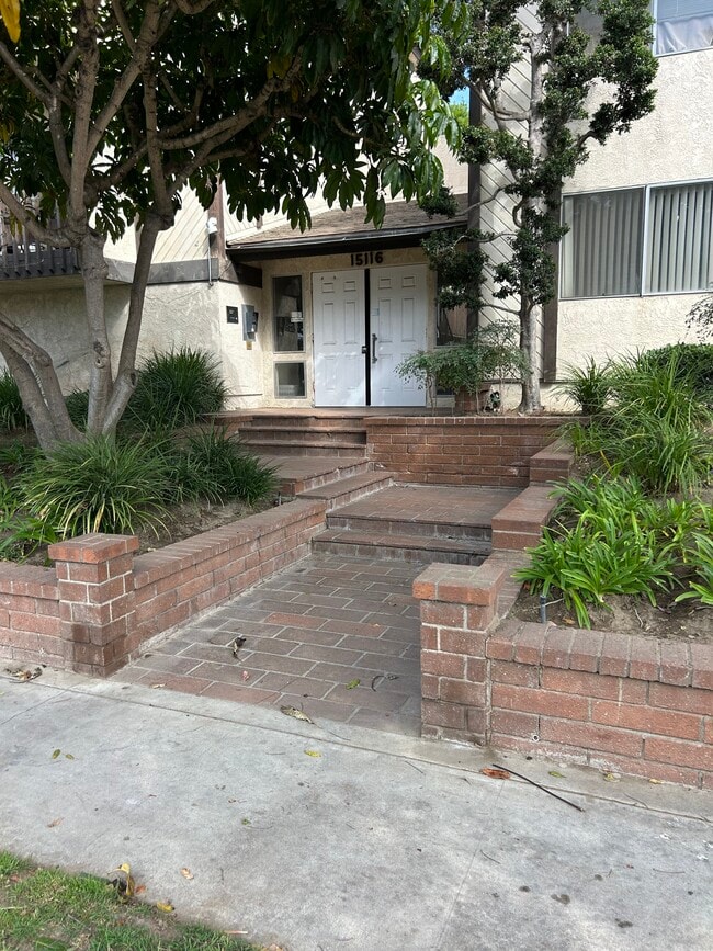 Building Photo - 15116 S Raymond Ave