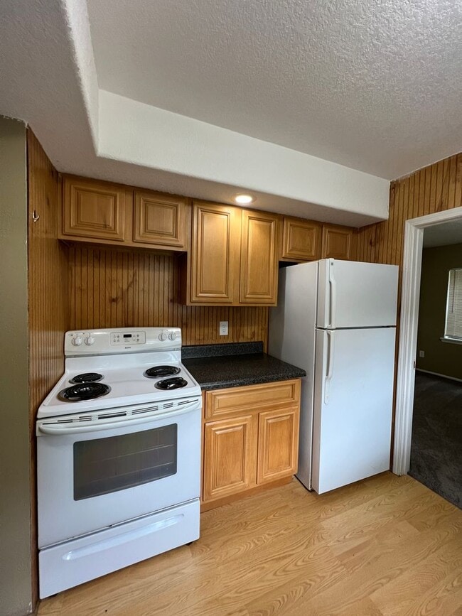 Building Photo - 2nd Floor 2 Bedroom Home