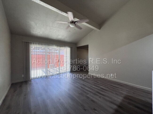 Foto del edificio - Updated 2 Bed, 2 Bath Duplex - 2 Car Garage - Two Large Patios - Close to Shopping, Restaurants, ...