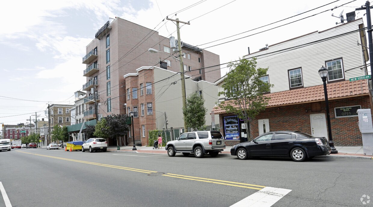 Building Photo - Richas Condominiums