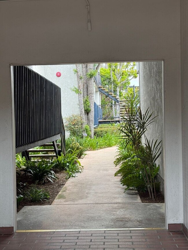 Foto del edificio - Remodeled 2 Bed, 2 Bath Condo in Quiet Gated Lomita Community