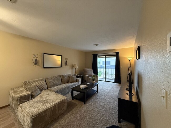 Building Photo - Short term - Furnished Condo- 1 bed 1 & 1/2 bath - 3 month min
