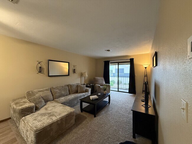 Foto del edificio - Short term - Furnished Condo- 1 bed 1 & 1/2 bath - 3 month min