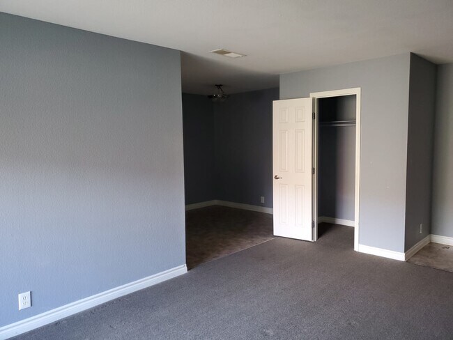 Building Photo - 5060 Indian River Dr