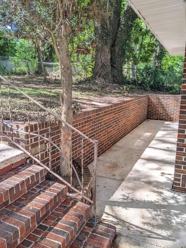 Building Photo - 2017 Trescott Dr