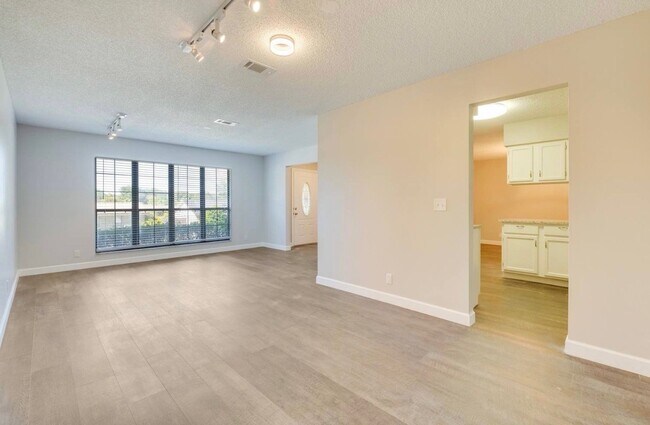 Foto del edificio - 6241 Cranberry Ln E