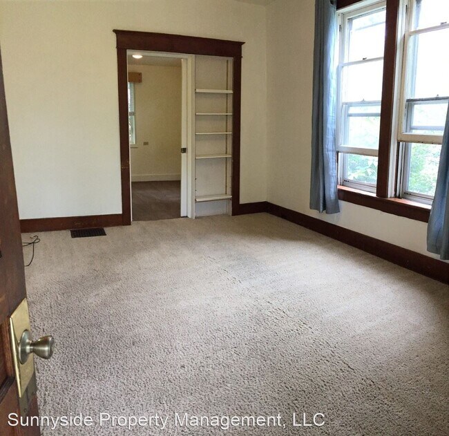 Building Photo - 3 br, 1 bath House - 642 University Ave.