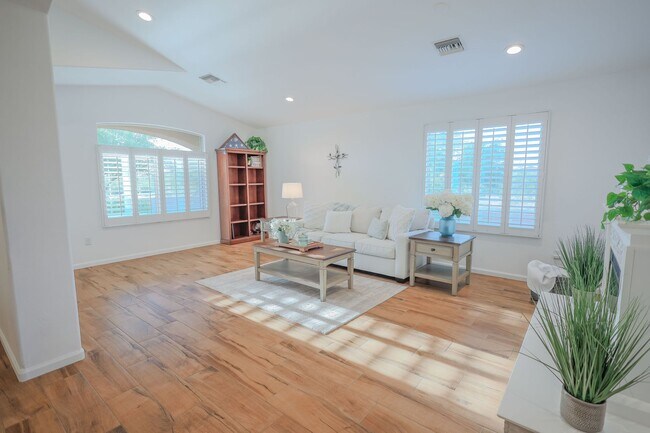 Foto del edificio - PRIVATE Beautiful 3bd/2.5ba home on HUGE L...