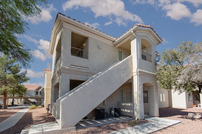 Foto del edificio - Upstairs 2 br unit in gated community with pool/spa/bbq area