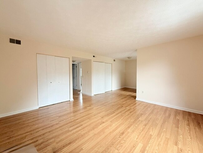 Building Photo - 245 Maryland Dr