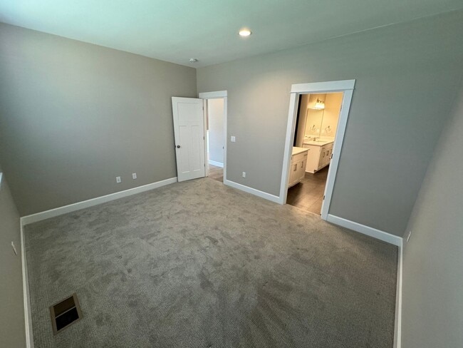 Building Photo - Spacious Home Tucked Away In SW Corvallis