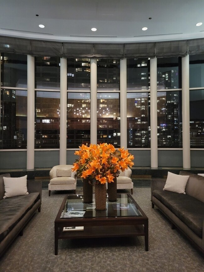Foto del edificio - 100 E Huron St