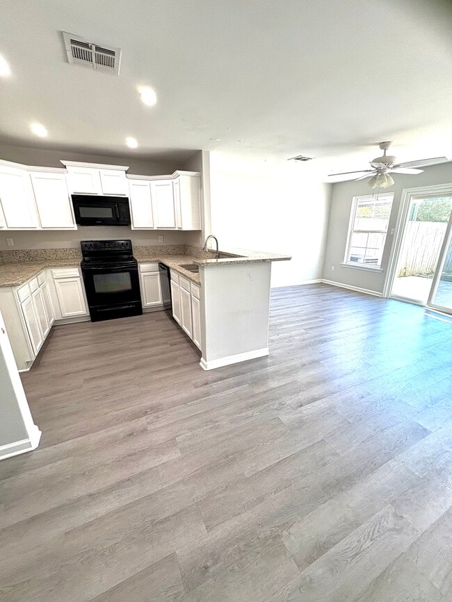 Building Photo - 1504 Southport Blvd