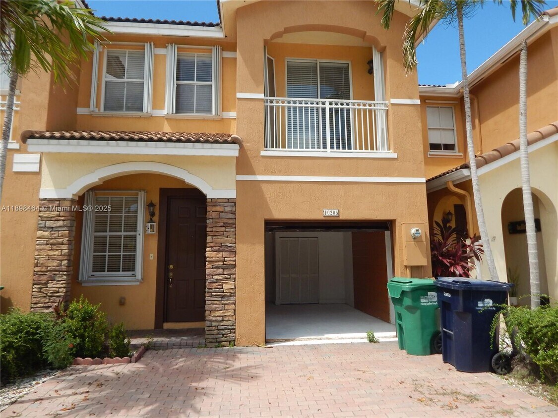 Foto principal - 10205 NW 10th St
