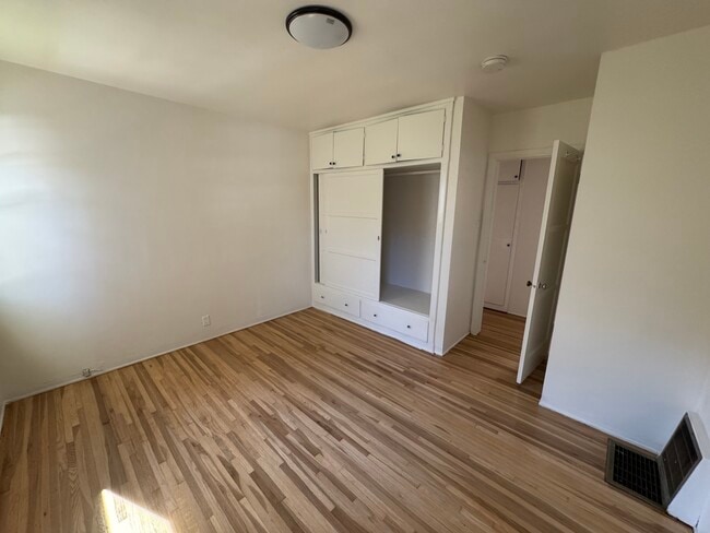 Bedroom - 1921 Talmadge St