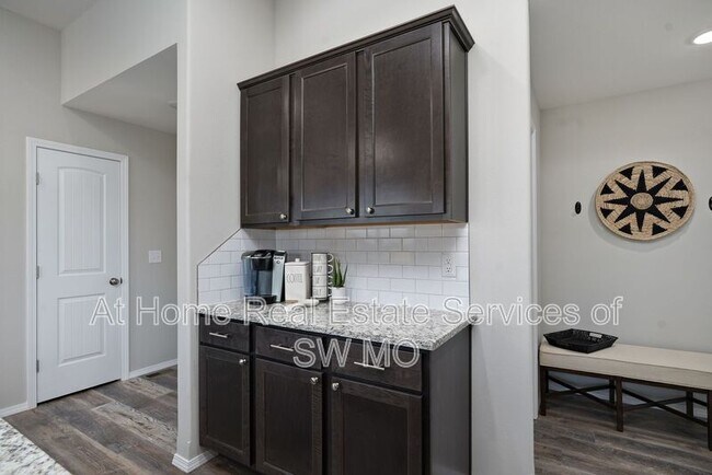 Building Photo - 3920 W Linwood St