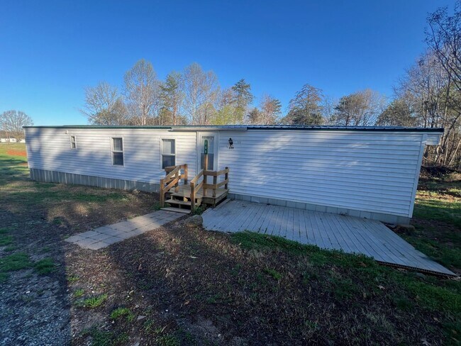 Building Photo - Move-in Ready - 3 Bed/1.5 Bath Home - Front and Back Decks - Quiet Street - Close to Mazeppa Park