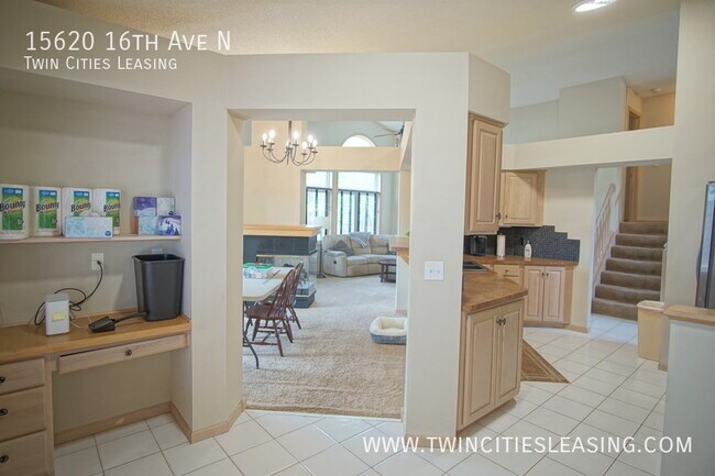 Building Photo - Beautiful Townhouse with a Jacuzzi Tub!