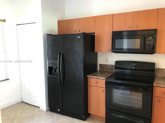 Building Photo - 8233 SW 25th Ct