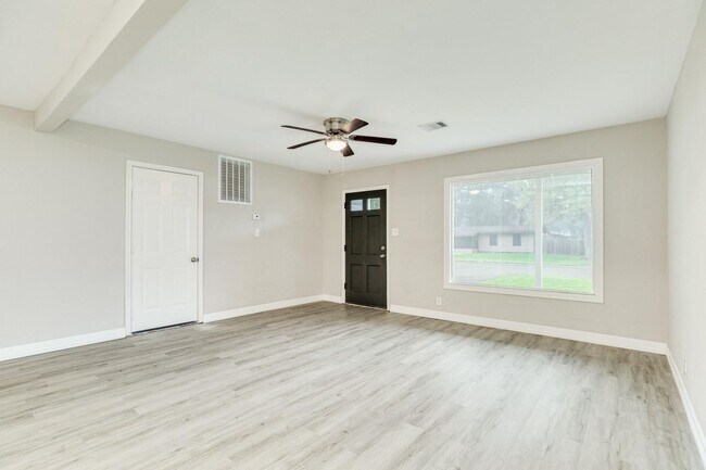 Foto del edificio - Recently Renovated 4-Bedroom Home with Mod...