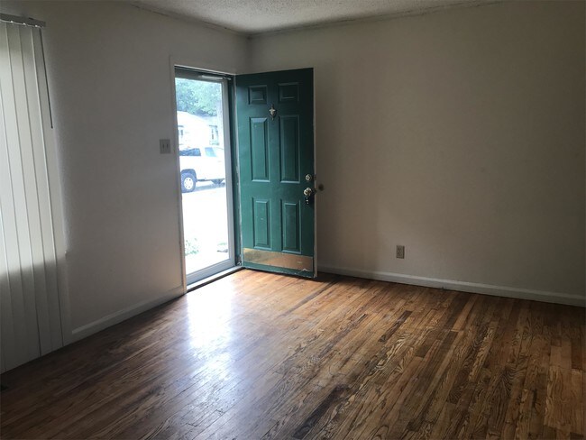 Foto del edificio - 5819 Greenfield Ave
