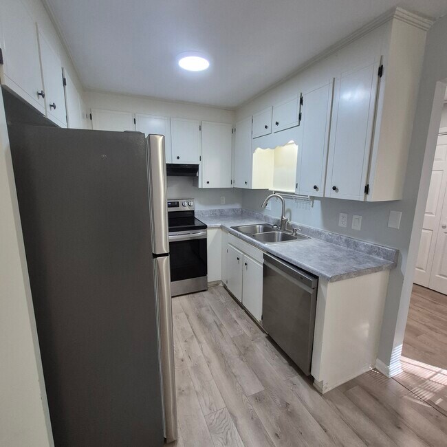 Building Photo - 195 Springdale Ct