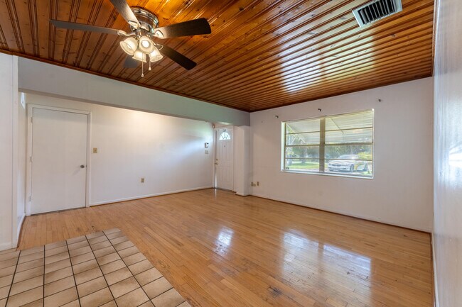 Building Photo - 3046 Oleander Blvd