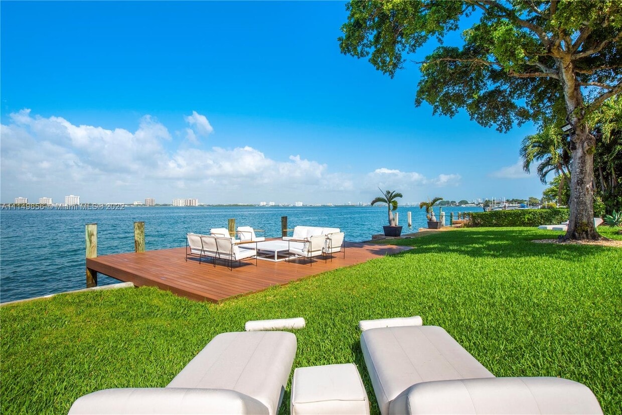 Primary Photo - 1125 N Shore Dr