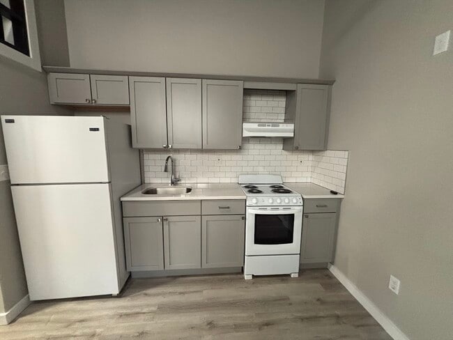 Building Photo - 142 Gove St