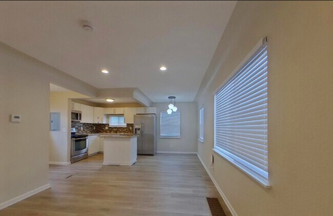 Foto del edificio - Immediate Move In.