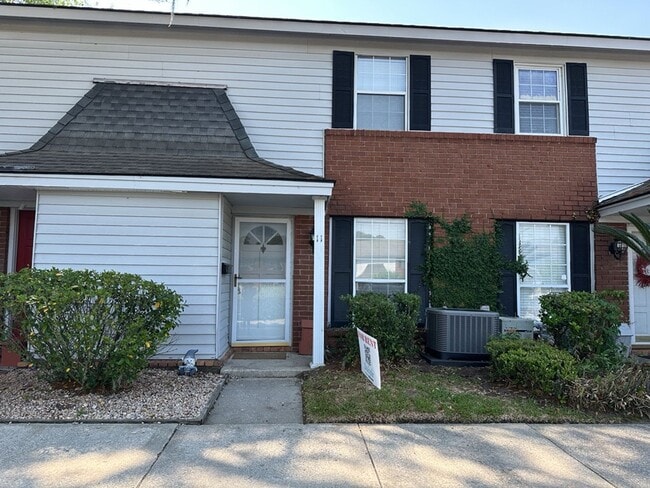 Building Photo - 11 Knollwood Cir