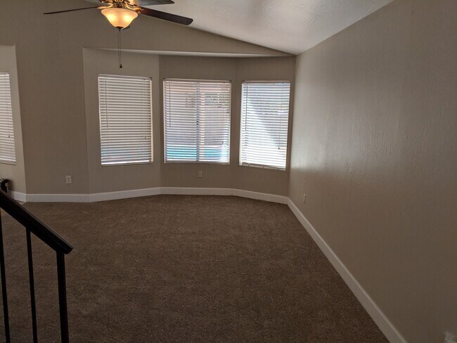Foto del edificio - 3755 E Broadway Rd