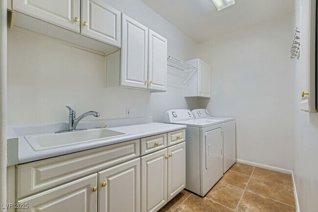 Foto del edificio - 2050 W Warm Springs Rd