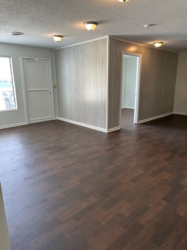 Building Photo - Renovated 2 Bedroom 1 Bath Unit for Rent!