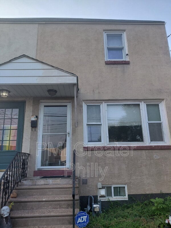Building Photo - 687 Mansion St