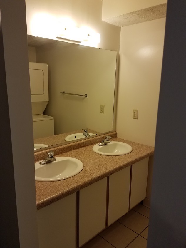 Baño - Evergreen Apartments